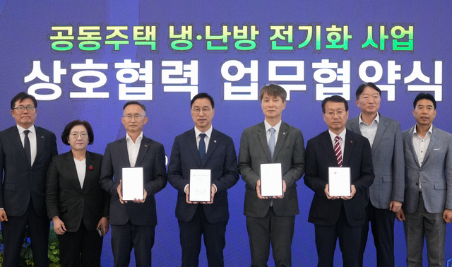 김대현(왼쪽 세번째부터) 제주개발공사 주거복지사업본부장, 위성곤 제주도지사, 김택수 한국생산기술연구원 원장 직무대행, LG전자 ES연구소장 오세기 부사장이 15일 제주국제컨벤션센터에서 진행된 '공동주택 냉·난방 전기화 및 P2H 실증사업' 업무협약식에서 기념촬영을 하고 있다. LG전자 제공
