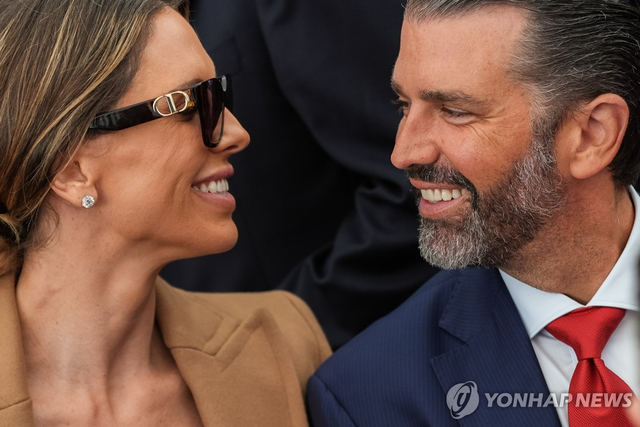 도널드 트럼프 대통령의 장남 트럼프 주니어(오른쪽)와 아내 베티나(왼쪽). AP=연합뉴스