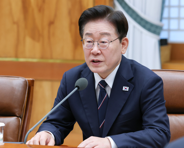 이재명 대통령이 지난 14일 청와대에서 열린 샤브카트 미르지요예프 우즈베키스탄 대통령과의 확대 정상회담에서 발언하고 있다. 연합뉴스
