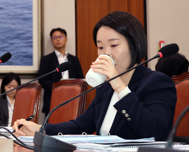 이소영 중소벤처기업부 장관 후보자가 15일 국회 산업통상자원중소벤처기업위원회에서 열린 인사청문회에서 물을 마시며 목을 축이고 있다. 연합뉴스