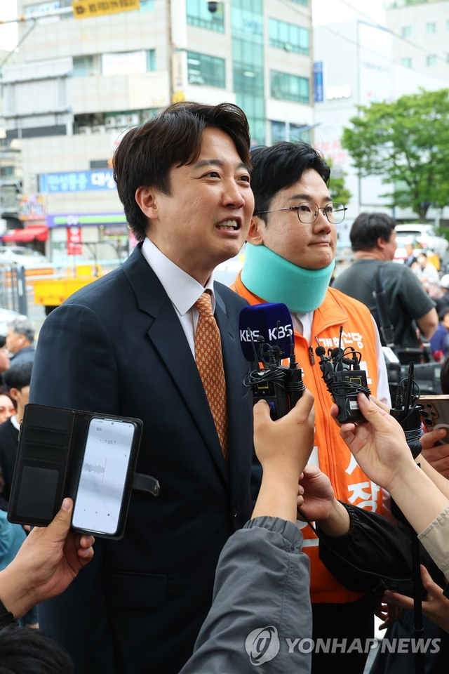 지난 4월 29 개혁신당 당시 이준석(왼쪽) 당대표와 정이한 부산시장 후보가 부산 북구 구포시장을 찾아 발언하고 있다. 정이한 후보는 시민이 던진 음료수를 피하다 다쳤다며 석고붕대를 하고 있다. [연합뉴스]
