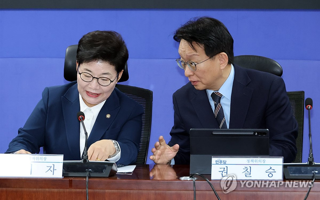 더불어민주당 권칠승 정책위의장(오른쪽)과 국민의힘 임이자 정책위의장이 15일 국회 의원회관에서 열린 더불어민주당-국민의힘 민생정책 연석회의에서 얘기 나누는 모습. 연합뉴스