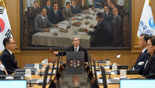 신현송 한국은행 총재가 지난달 서울 중구 한국은행에서 열린 금융통화위원회 본회의에 참석해 의사봉을 두드리고 있다. [사진공동취재단]