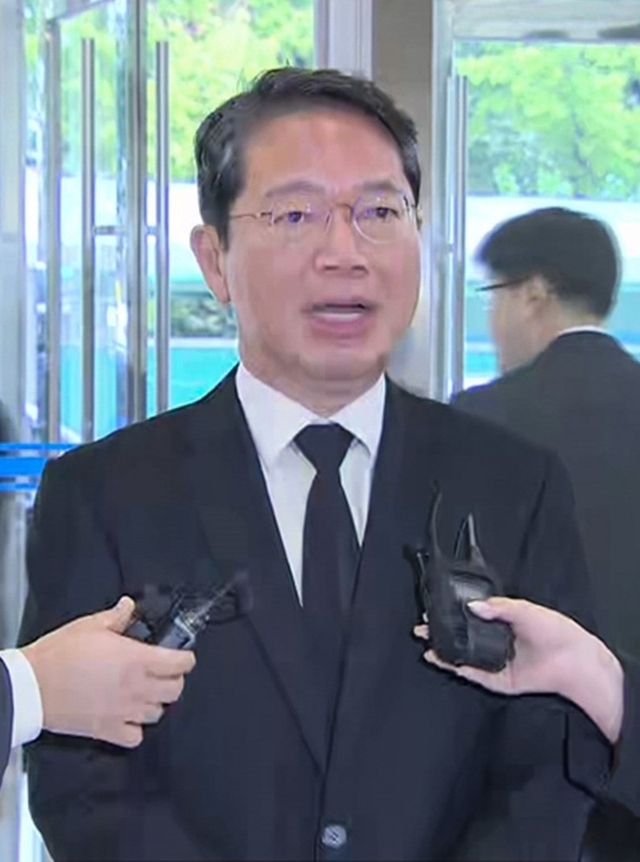 김승원 법무부 장관 후보자가 14일 서울 종로구 적선현대빌딩에 마련된 인사청문회 준비 사무실로 출근하며 취재진의 질문에 답하고 있다. [연합뉴스]