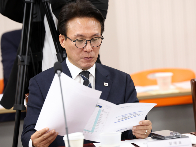 김민석 더불어민주당 대표가 14일 강원 춘천시 강원특별자치도청에서 열린 더불어민주당·강원도 2026년 예산정책협의회에서 회의 자료를 살펴보고 있다. [연합뉴스]