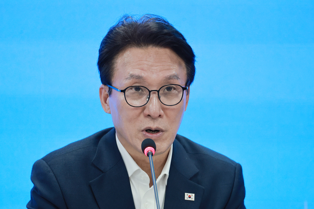김민석 더불어민주당 대표가 15일 서울 영등포구 여의도 민주당 중앙당사에서 열린 제1차 시·도당위원장 연석회의에 참석해 인사말하고 있다. [연합뉴스]
