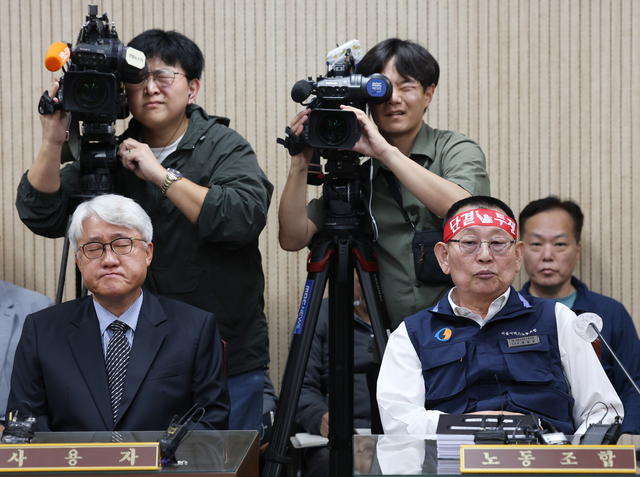 통상임금 적용과 임금 인상을 놓고 대립 중인 서울 시내버스 노사가 노조의 파업 예고일을 하루 앞둔 15일 버스노조의 노동 쟁의 관련 분쟁에 대한 2차 조정 회의를 개최했다. 이날 서울 영등포구 서울지방노동위원회에서 열린 회의에서 박점곤 서울시버스노조 위원장(오른쪽)과 김정환 서울시버스운송조합 이사장이 참석하고 있다. [연합뉴스]