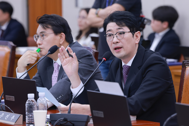 주진우 국민의힘 의원이 15일 국회 법제사법위원회에서 열린 김승원 법무부 장관 후보자 인사청문회에서 질의하고 있다. [연합뉴스]