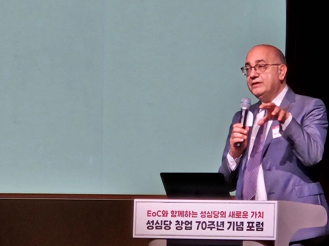 루이지노 브루니 이탈리아 로마 룸사대 교수가 16일 대전컨벤션센터에서 열린 ‘성심당 창업 70주년 기념포럼’에서 발표하고 있다. 사진=이준기기자.