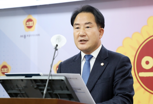 지난 2022년 12월 20일 상병헌 당시 세종특별자치시의회 의장이 시의회 대회의실에서 기자간담회를 하고 올해 의정 성과를 설명하고 있다. [연합뉴스]
