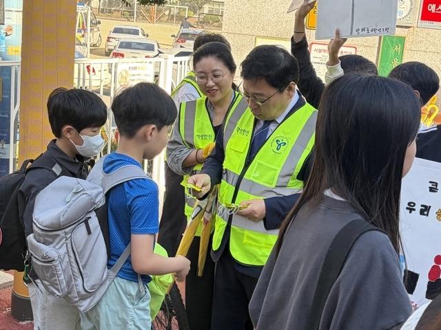 옐로카드 배부 사진. (옐로소사이어티 제공)