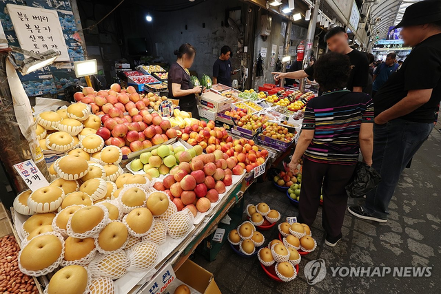 지난 6일 서울 동대문구 한 전통시장에서 손님들이 과일을 고르고 있다. [연합뉴스]