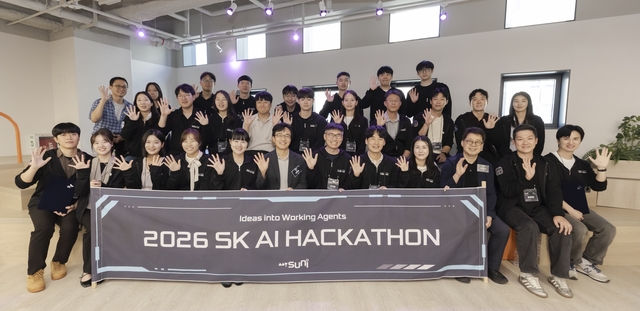 SK가 지난 15일 구성원들을 대상으로 개최한 ‘2026 SK AI 해커톤’에서 결선 진출팀들이 기념촬영을 하고 있다. SK 제공