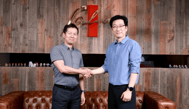 박성준(사진 오른쪽) 네오위즈 공동대표와 곤도 도시히로 니혼 팔콤 대표가 영웅전설3 하얀마녀 IP 계약 체결 이후 기념촬영하고 있다. 네오위즈 제공