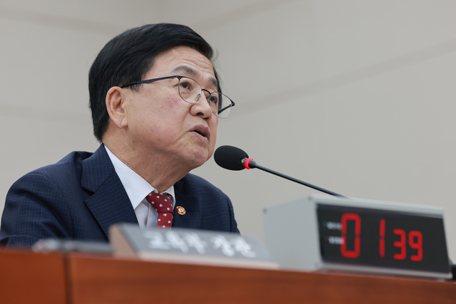 최교진 교육부 장관이 16일 국회 교육위원회 전체회의에서 2027학년도 대입 수시 원서접수 ‘먹통’ 사태와 관련해 위원장인 국민의힘 김희정 의원 요청에도 회의 전 보고가 제대로 이뤄지지 않은 이유를 설명하고 있다. 연합뉴스