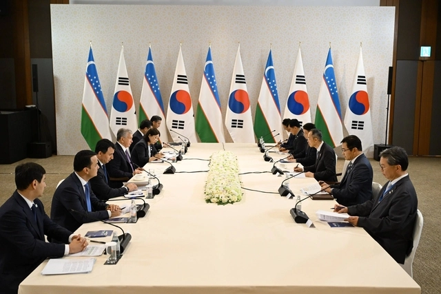 황기연(오른쪽 세번째) 한국수출입은행장이 지난 15일 서울 중구 신라호텔에서 샤브카트 미르지요예프 우즈베키스탄 대통령(왼쪽 네번째)과 면담을 갖고 양국 간 경제협력 고도화 방안을 논의하고 있다. [수출입은행 제공]