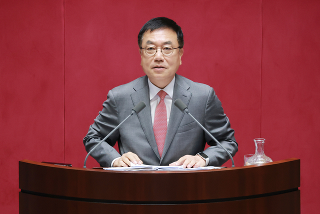 서범수 국민의힘 의원이 14일 국회에서 열린 정기국회 제8차 본회의 교육·사회·문화 분야 대정부질문에서 한성숙 국무총리에게 질문하기에 앞서 여는 말을 하고 있다. [연합뉴스]