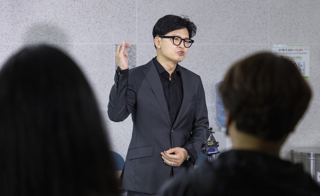 한동훈 무소속 의원이 지난 9월 15일 국회 의원회관에서 열린 토론회에 참석한 뒤 취재진과 가진 간담회에서 김승원 법무부 장관 후보자와 김민석 더불어민주당 당대표의 SNS 메시지와 관련해 반박 입장을 밝히고 있다. [연합뉴스]