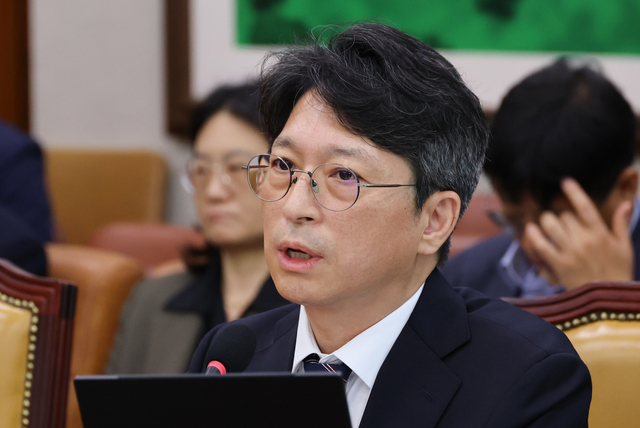 홍지선 국토교통부 장관 후보자가 16일 국회에서 열린 인사청문회에서 위원 질의에 답하고 있다. [연합뉴스]