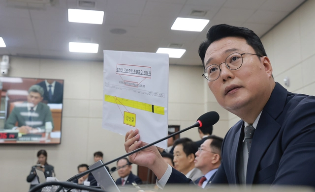 16일 국회 국방위원회에서 열린 강신철 국방부 장관 후보자 인사청문회에서 국방위원인 천하람 개혁신당 원내대표가 강 후보자에게 직업군인인 장남 군 복무에 관해 질의하고 있다. [연합뉴스]