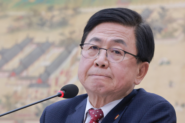 최교진 교육부 장관이 16일 국회 교육위원회 전체회의에서 2027학년도 대입 수시 원서접수 ‘먹통’ 사태와 관련해 회의 전 보고가 미흡했음을 지적하는 국민의힘 소속 김희정 교육위원장 발언을 듣고 있다. [연합뉴스]