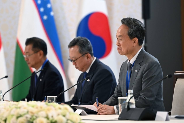 진옥동(오른쪽부터) 신한금융그룹 회장과 정상혁 신한은행장이 지난 15일 열린 우즈베키스탄 투자산업무역부와의 비즈니스 라운드테이블에서 현지 관계자와 면담하고 있다. [신한금융 제공]
