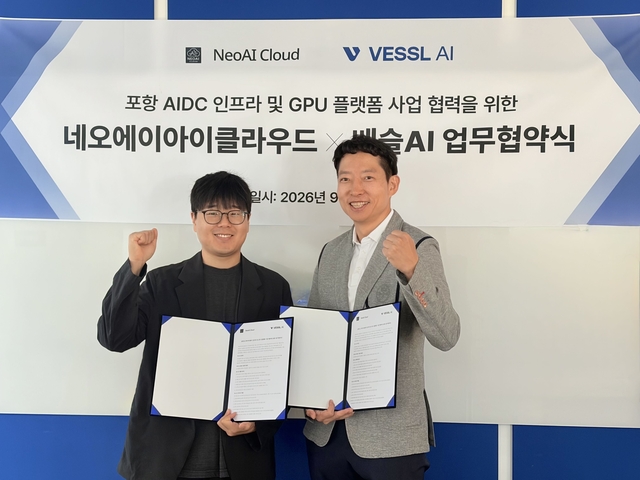안재만(왼쪽) 베슬AI 대표와 조용완 네오AI 대표가 포항 AI데이터센터 인프라 및 GPU 플랫폼 사업 협력을 위한 업무협약(MOU)을 체결하고 기념촬영하고 있다. 베슬AI 제공