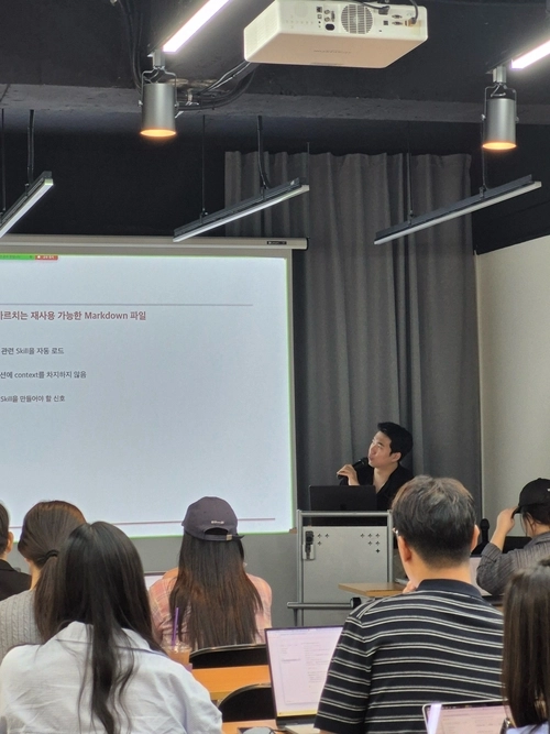 고성현 조코딩AX파트너스 부대표가 AI 활용 교육을 진행하고 있다. 조코딩AX파트너스 제공