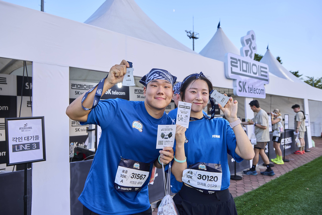 지난 19일 경주에서 열린 ‘2026 무한도전 런 인 경주’에서 러너 고객이 완주 메달을 들고 기념사진을 촬영하고 있다. SKT 제공
