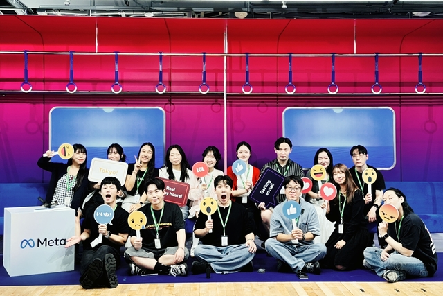 지난 18일 일본 도쿄에서 열린 해외 탐방 프로그램에 참가한 U+BOOSTUS 우수 활동자들이 메타 현지 오피스에서 기념 촬영을 하고 있다. LG유플러스 제공