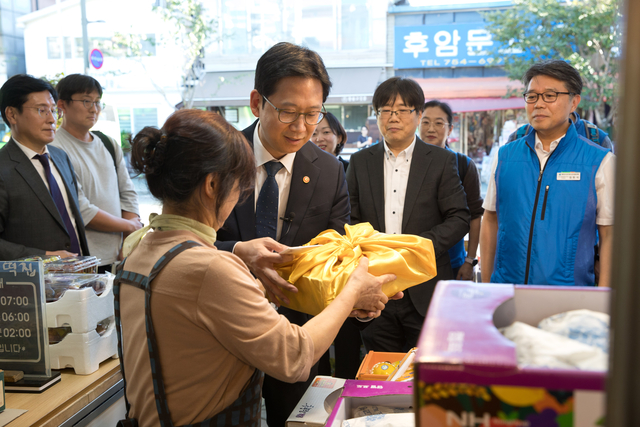 배경훈 부총리 겸 과기정통부 장관이 21일  서울 용산구 후암시장에서 사회복지시설에 전달할 위문물품을 구매하고 있다. 과기정통부 제공.