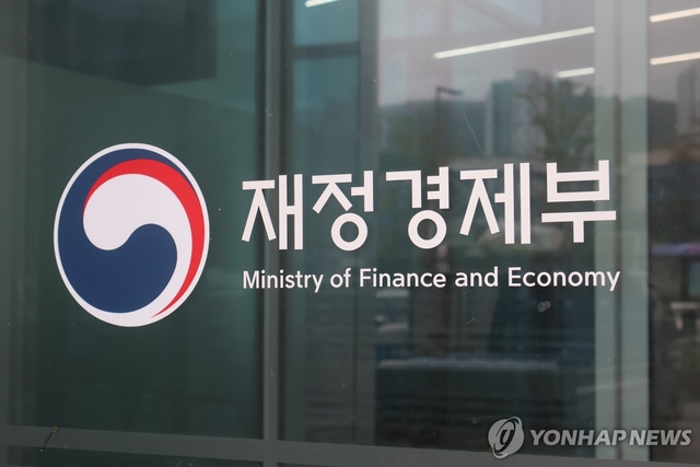 재정경제부 전략경제자문단은 21일 경기 판교에 있는 인공지능(AI) 반도체 기업 딥엑스를 방문해 반도체 분과위원회를 열었다. [연합뉴스]
