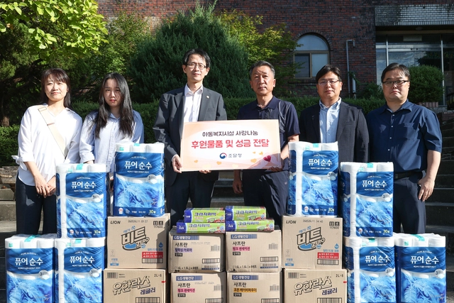 백승보(왼쪽 세번째) 조달청장은 22일 대전 아동양육시설을 찾아 전통시장에서 구입한 추석 명절 물품을 전달했다. 조달청 제공.