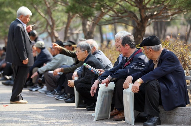 노인들이 공원에서 휴식을 취하고 있다. 지난해 전체 사망자 가운데 80세 이상이 차지하는 비중은 54.7%로, 10년 전보다 13.9%포인트 높아졌다. [연합뉴스]
