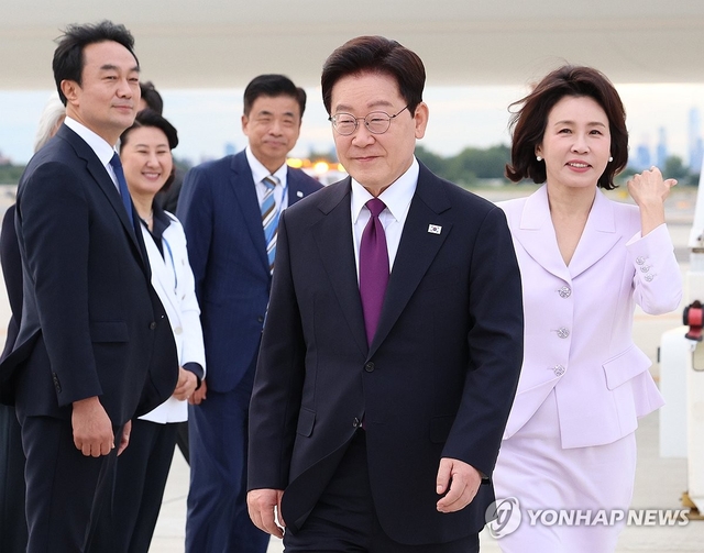 이재명 대통령이 21일(현지시간) 미국 뉴욕 JFK 국제공항에 도착한 공군 1호기에서 내려 차량으로 이동하고 있다. 연합뉴스
