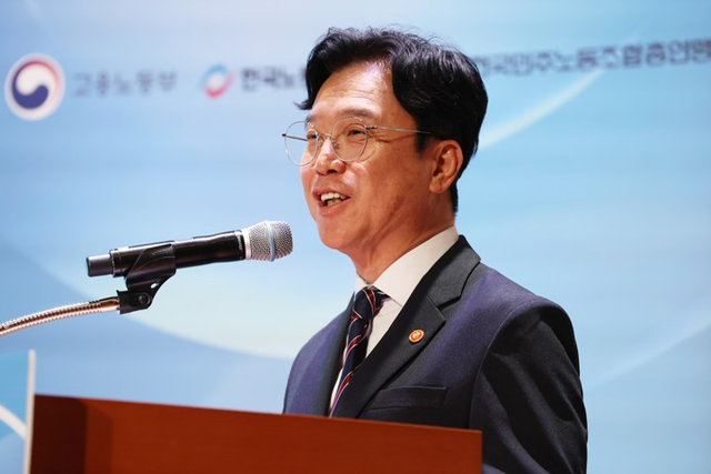 김영훈 고용노동부 장관이 지난 15일 서울 중구 페럼타워 페럼홀에서 열린 청년 노동 타운홀 미팅에서 인사말을 하고 있다. [연합뉴스]