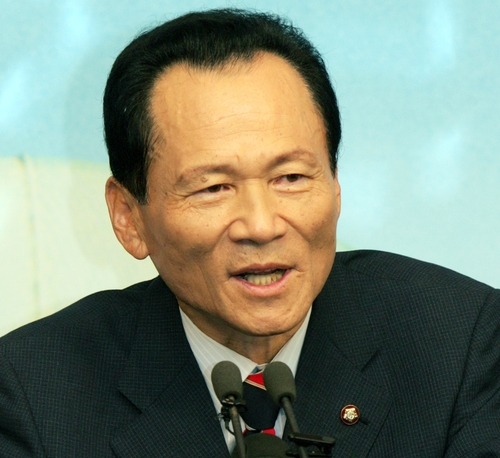 지난 2005년 민주당 입당 기자회견을 하던 고인. [연합뉴스]
