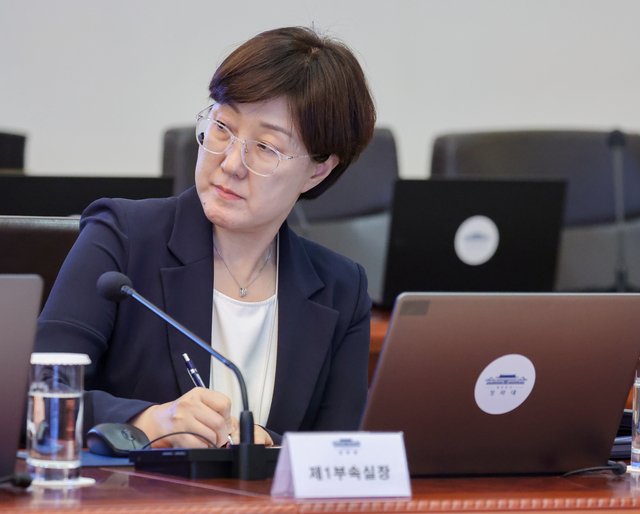 김현지 제1부속실장이 지난 21일 청와대에서 열린 수석보좌관회의에서 이재명 대통령 발언을 듣고 있다.  연합뉴스