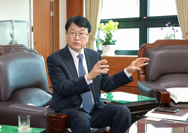 오석진 대전광역시교육감이 디지털타임스와의 인터뷰에서 ‘사람을 키우는 교육’의 중요성과 비전을 설명하고 있다. 권성하기자