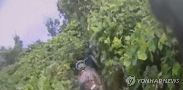군과 유엔군사령부가 서부전선에서 발생한 지뢰 추정 폭발 사고 현장조사를 위해 26일 비무장지대(DMZ) 내에서 기동로 확보 및 작전환경 조사 활동을 하는 모습. [합참 제공 영상 캡처 = 연합뉴스]
