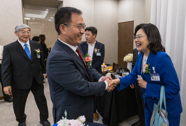 디지털타임스 AI포럼에 14일 참석한 이 포럼 시작에 앞서 박학용(왼쪽부터) 디지털타임스 대표이사, 최형두 국민의힘 의원, 박영선 재정경제부 전략경제자문단 위원장이 인사하고 있다. 박동욱 기자 fufus@