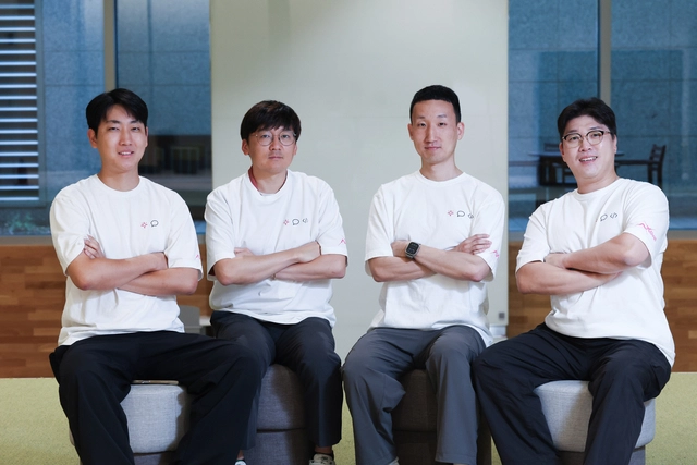 LG유플러스 사내 인공지능(AI) 해커톤 ‘엑스티벌(AXtival) 2026’에서 최우수상을 받은 ‘4CAI’팀. 이효중 사원, 최태환 책임, 안재명 책임, 이성택 책임. LG유플러스 제공