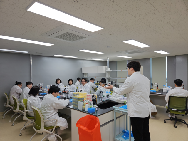럼피스킨 정밀 진단 교육 현장. [농림축산식품부 제공]