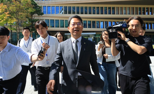 김승원 법무부 장관 후보자가 지난 19일 사퇴 기자회견을 마치고 국회 소통관을 나서고 있다. [연합뉴스]
