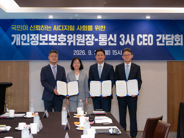 정재헌(왼쪽부터) SKT CEO와 송경희 개인정보보호위원회 위원장, 홍범식 LG유플러스 CEO, 박윤영 KT CEO가 28일 서울 중구 프레스센터에서 공동선언문에 서명을 한 뒤 기념촬영을 하고 있다. 개보위 제공

