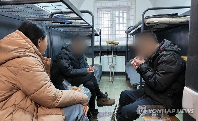 북한군 포로 백모씨와 리모씨가 지난해 10월 우크라이나 내 포로수용소에서 김영미 국제분쟁전문 PD(다큐앤드뉴스코리아 대표)와 접견하며 탈북민단체들이 보낸 북한음식 '두부밥'을 먹고 있다. 연합뉴스
