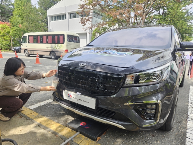 공기정화 자동차 전면부 그릴로 향 연기가 빨려 들어가고 있다. 대전=이준기기자.