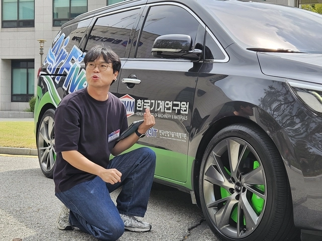 기계연 연구진이 공기정화 자동차에 대해 설명하고 있다. 대전=이준기기자.