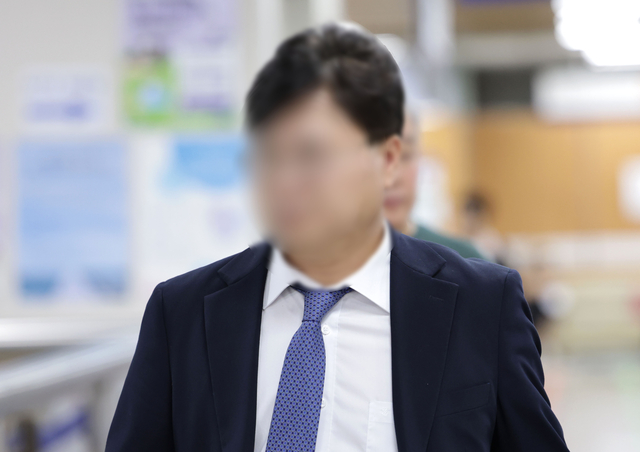 법무부 장관 후보였던 더불어민주당 김승원 의원의 코로나19 임상시험 승인 로비 의혹에 연루된 제넨셀 창업자 강모 교수가 30일 서울 서초구 서울고등법원에서 열린 배임 혐의 2심 선고 공판에 출석하고 있다.   [연합뉴스]