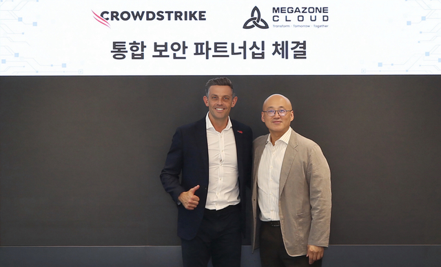 염동훈(오른쪽) 메가존클라우드 대표와 조너선 딕슨 크라우드스트라이크 일본 및 아시아태평양 지역 총괄 부사장이 과천 메가존산학연센터에서 파트너십 체결 후 기념촬영을 하고 있다. 메가존클라우드 제공